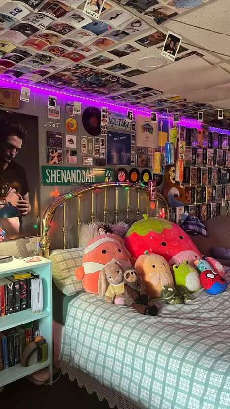 90s Theme Room Decor, Colorful Grunge Room, 90s Room Aesthetic R&b, Room Inspo Grunge Y2k, Bedroom Ideas Y2k Grunge, Maximalist Teen Bedroom, Edgy Teen Room, Skater Girl Room Ideas, Y2k Grunge Room