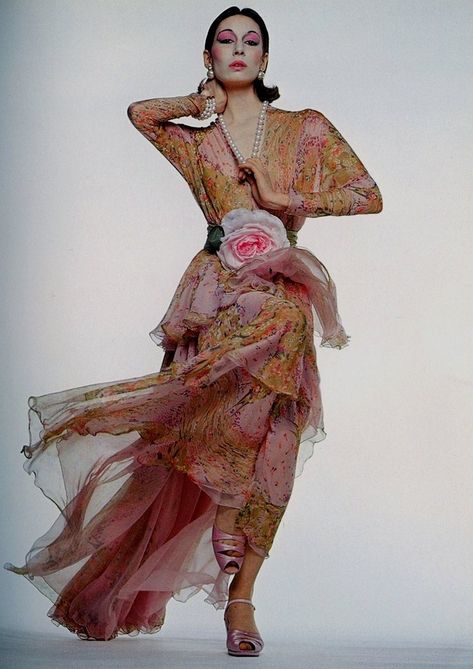 History Lovers Club on Twitter: "1972, Anjelica Huston in Valentino… " Valentino 2017, Anjelica Huston, Fashion 1970s, Fashion 70s, Vintage Valentino, Valentino Couture, Tim Walker, Annie Leibovitz, Peter Lindbergh