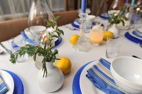 Greek Table setting Greek Table Setting, Dinnerware Table Setting, Greek Party Theme, Mediterranean Table, Restaurant Table Setting, Greek Christmas, Greek Dinners, Greek Decor, Table Setting Ideas