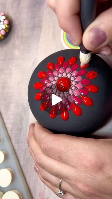 Dot Painting Tutorial For Beginners, Dot Mandala Beginner, Dot Painting Videos, Stone Mandala Art, Painting Stones Ideas, Mandala Dots Pattern Design, Mandala Stones Pattern, Dot Art On Rocks, Mandala Art Videos