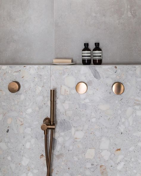 Exploring the Hottest Tile Trends for Home Interiors in 2024 - Matchness.com Terrazo Bathroom Floor, Grey Terrazzo Bathroom, Terrazzo Tiles Bathroom, Terrazzo Tile Bathroom, Terrazzo Bathroom, Modern Terrazzo, Bronze Bathroom, Terrazzo Tile, Terrazzo Tiles