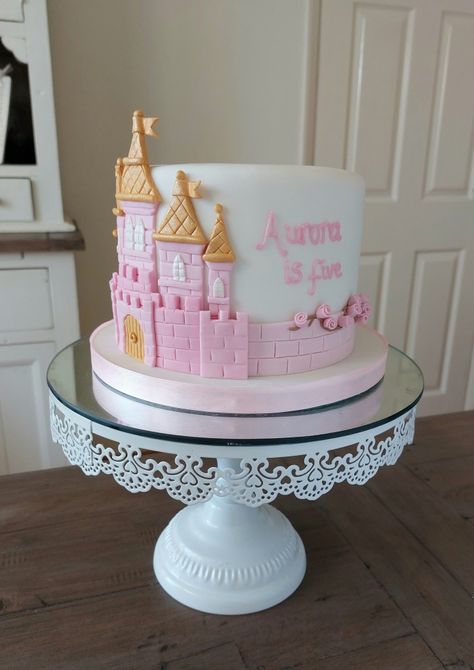 Simple Princess Castle Cake, Tiered Princess Cake, One Tier Princess Cake, Cake Castle Princess, Castle Birthday Cakes Princess, Princes Cake Ideas, Princess Castle Cake Ideas, Cinderella Castle Birthday Cake, Disney Princess Fondant Cake