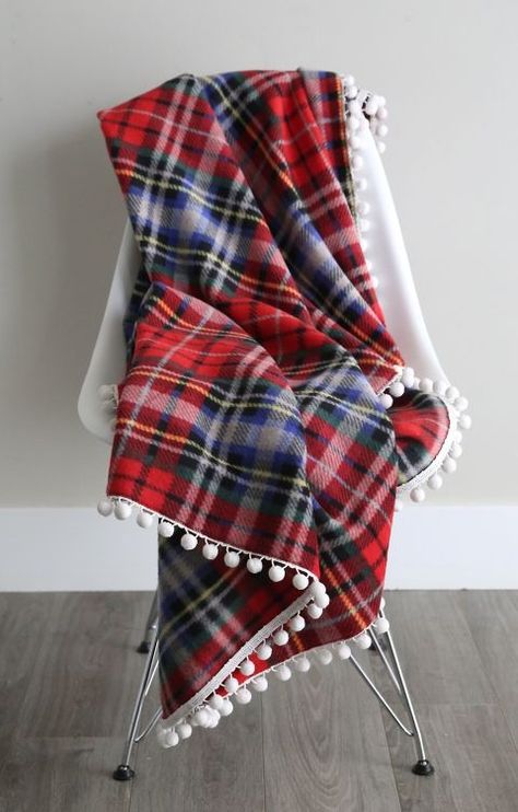 These fleece blankets are gorgeous! How to make easy trimmed fleece blankets. Great DIY Christmas or holiday gift idea! Friends Diy, Beginner Sewing Projects Easy, Fleece Blankets, Leftover Fabric, Christmas Sewing, Sewing Projects For Beginners, Diy Couture, Love Sewing, Sewing For Beginners