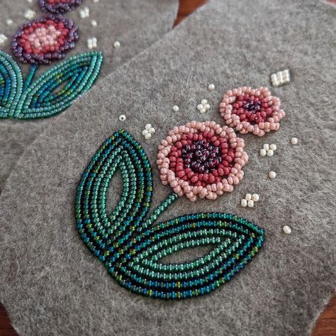 Moccasin Vamp Beading Patterns, Beading Ideas Native, Beaded Earrings On Felt, Moccasin Vamps, Moccasin Beading, Métis Beading, Raised Beadwork, Beaded Gloves, Uva Ursi