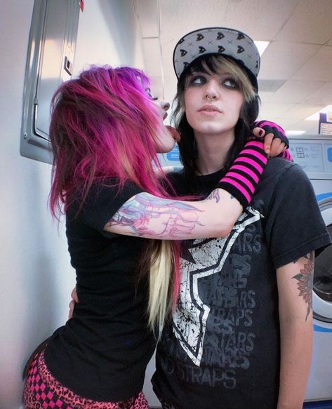 Scene Outfits Emo, Rawring 20s, Scene Kid Art, Emo Couples, Emo People, 2000s Scene, Y2k Scene, 00s Mode, Emo Scene Hair