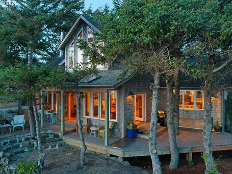 Dream House: Oregon Pacific Coast Views (21 Photos) - Suburban Men Pacific Northwest Beach House, Oregon Houses, Oregon Beach House, Manzanita Oregon, Brookings Oregon, Oceanside Beach, Oregon House, Cannon Beach Oregon, Beach Relax