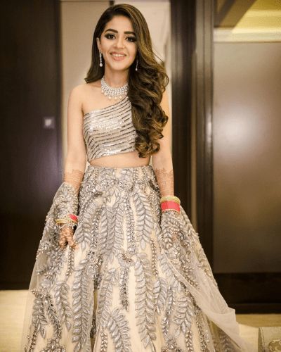 15+Trending Open Bridal Hairstyles - Wedkosh Engagement Hairstyles For Lehenga, Reception Hairstyles Indian Brides, Reception Hairstyles Indian, Hairstyle For Lehenga, Wedding Reception Hairstyles, Reception Hairstyles, Lehenga Hairstyles, Hairstyles For Gowns, Bridal Hairstyle Indian Wedding