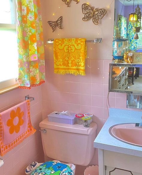 Retrohauls on Instagram: “Photo of the (yester) Day 🤩 Monday’s pic goes to @imarriedamillennial We do love a pink bathroom around here. Bonus points for flowers and…” Yellow Bathroom Ideas, Apartment Pink, Pastel Bathroom, Yellow Bathroom, Pastel House, Danish Pastel, Apartment Aesthetic, Aesthetic Rooms, Pink Bathroom