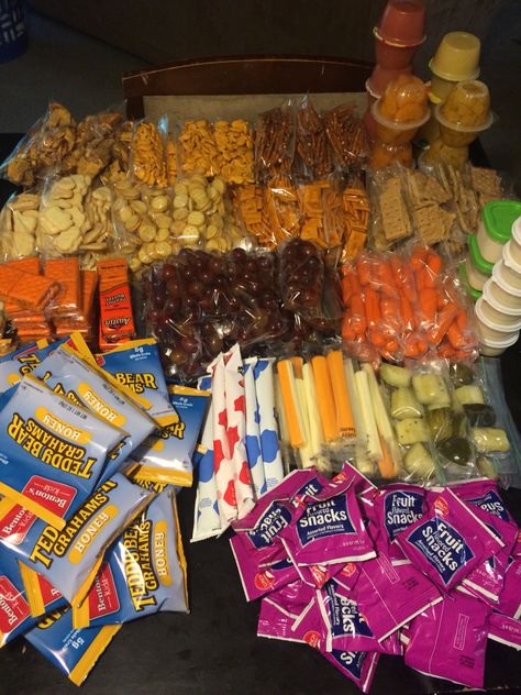 Hockey Game Night Snacks, Easy Baseball Tournament Food, Best Snacks For Track Meets, Halftime Snacks For Kids Football, Track Snacks Ideas, Ball Park Snacks, Grab And Go Food Ideas, Volleyball Tournament Snacks, Grab And Go Snacks For Kids