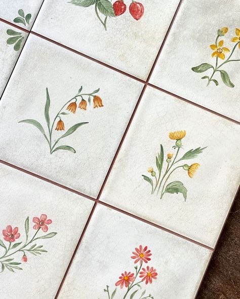 🌸6 of our favourite floral tile projects! Swipe to see them all and tell me your favourite :) It’s no surprise that floral designs are what we paint the most on our custom kitchen tiles - there’s an old-world, vintage charm to handpainted floral tiles, and whenever I picture a kitchen with pretty floral tiles, I imagine a warm, cosy home where memories are made over lovingly cooked food! Here are some of my favourite floral tile projects - ranging from monochromatic browns and blues to paste... Flower Shower Tile, Kitchen Patterned Tiles, Hand Painted Floor Tiles, Hand Painted Ceramic Tiles, Floral Tiles Kitchen, Floral Tile Backsplash Kitchen, Cottage Core Kitchen Backsplash, Floral Backsplash, Homemade Tiles