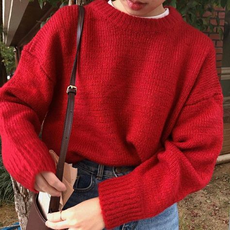 Red Color Outfits, Red Sweater Outfit, Jumper And Jeans, Knit Sweater Outfit, Chique Outfit, Camila Morrone, Red Knit Sweater, Easy Trendy Outfits, Red Sweater