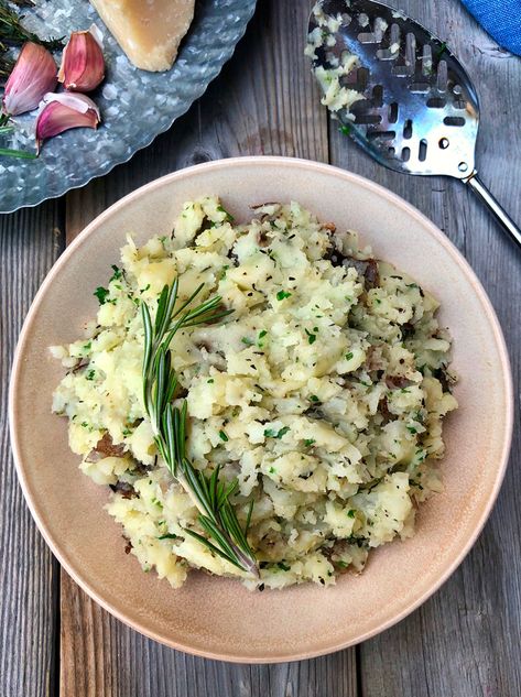 Chunky Mashed Potatoes Recipe, Chunky Mashed Potatoes, Best Garlic Mashed Potatoes, Potatoes With Herbs, Homemade Mashed Potatoes Recipe, Basic Mashed Potatoes, Mashed Potato Recipe, Easy Mashed Potatoes, Homemade Mashed Potatoes