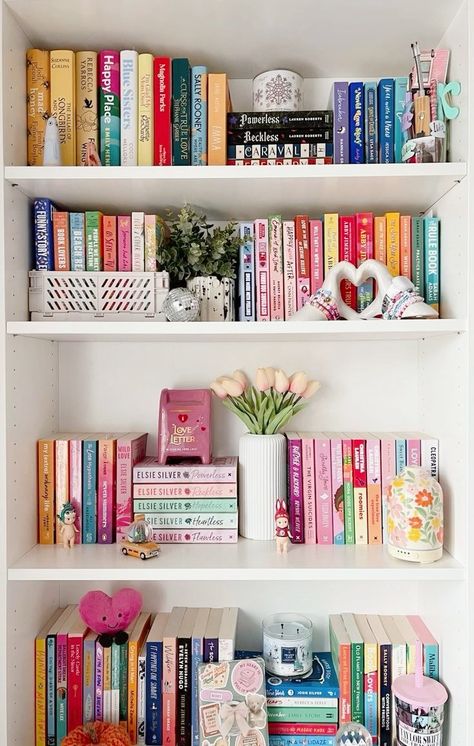 Bedroom Inspirations Bookshelves, Decor For Bookshelf, Room Decor Ideas Bookshelf, Film Bedroom Aesthetic, Room Ideas With Books, Book Shelf Ideas Decor, How To Decorate Shelves In A Bedroom, Room Ideas Shelf, Bookcase Ideas Bedroom