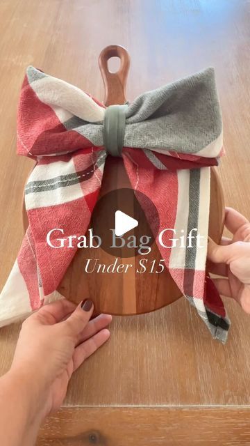 Beauty Gift Basket, Diy Hostess Gifts, Grab Bag Gifts, Homemade Gift Baskets, Secret Sister Gifts, Teacher Holiday Gifts, Bio Happy, Gift Wrapping Techniques, Diy Gift Set