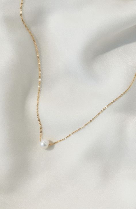 A single freshwater pearl makes a simple yet stunning statement on this delicate chain necklace. 16" length Pearl size: 8mm 14k-gold fill/freshwater pearl Made in the USA Simple Pearl Necklace, Peacock Pearl, Gold Necklace Simple, Simple Pearl, Gold Pearl Necklace, Freshwater Pearl Necklace, Freshwater Pearl Necklaces, Jewelry Bags, Cable Chain