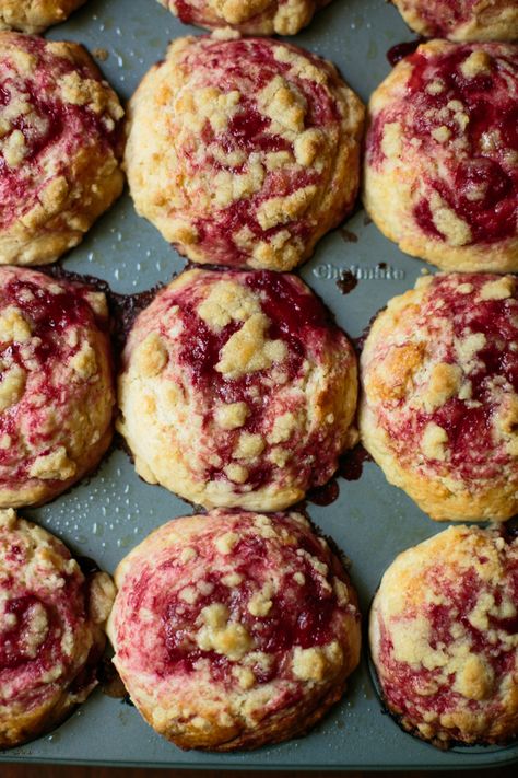 Strawberry Raspberry Muffins, Strawberry Crumb Muffins, Strawberry Muffins Cream Cheese, Streusel Muffin Recipes, Strawberry Strudel Muffins, How To Make Strawberry Muffins, Strawberry Cream Muffins, Strawberry Muffins With Crumb Topping, Strawberry Crumble Muffins