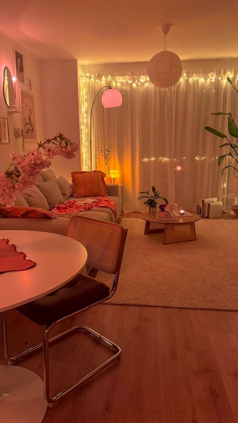 Deco For Living Room, Needs For Apartment, Dorm Living Room Decor Ideas, Home Decor Ideas With Lights, Pretty Apartment Bedroom, Pink Studio Apartment Aesthetic, Room Decor Ideas Living Room, Friend Room Ideas, Pastel Hallway Ideas