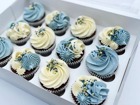 Light Blue Cupcakes, Cupcake Icing Designs, Piping Buttercream, Icing Designs, Cupcake Inspiration, Icing Design, Buttercream Cake Decorating, Blue Cupcakes, Cupcake Decoration