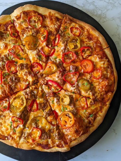 Italian Pie, Gourmet Pizza Recipes, Italian Sausage Pizza, Pepper Pizza, Spicy Pizza, Spicy Dinner Recipes, Flat Breads, Hot Sausage, Gourmet Pizza