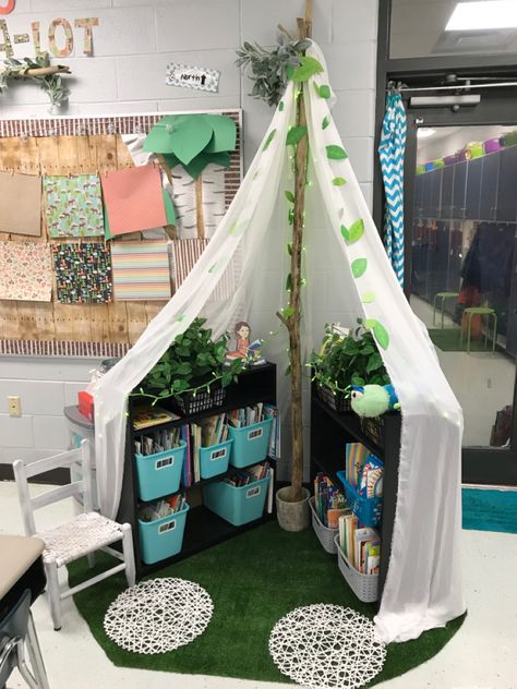 Preschool Environment Ideas, Enchanted Forest Classroom Theme, Nature Themed Classroom, Forest Theme Classroom, Magical Classroom, Classroom Camping, Forest Classroom, Reading Corner Classroom, Reception Classroom