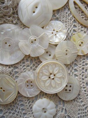 Buttons Art, Button Collecting, Pastel Vintage, Simple Sewing, Button Art, Antique Buttons, Sewing Items, Button Jewelry, Button Crafts