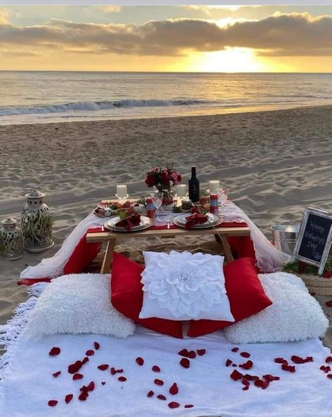 Romantic Picnic Food, Proposal Beach, Romantic Beach Picnic, Beach Picnic Party, Romantic Room Surprise, Romantic Dinner Decoration, Picnic Planning, Romantic Picnic, Luxury Picnic