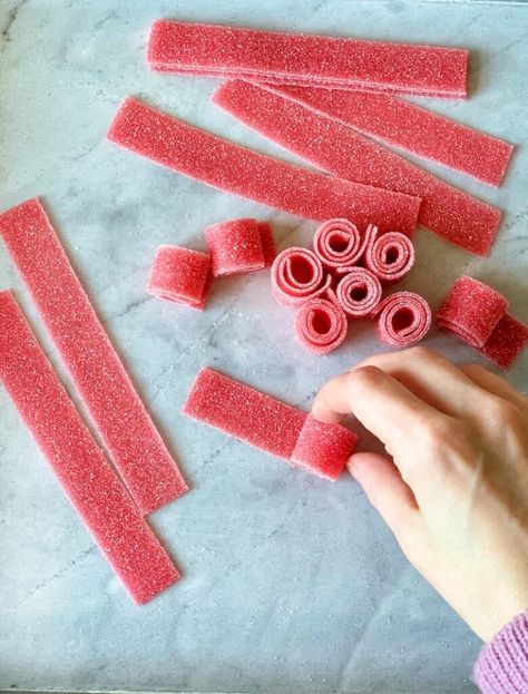 Vegan gummy rolls Sour Gummies Recipe, Fruit Snack Recipe, Vegan Gummy Bears, Healthy Gummies, Homemade Gummies, Recipes Chili, Pasta Bread, Lollipop Recipe, Sandwich Lunch