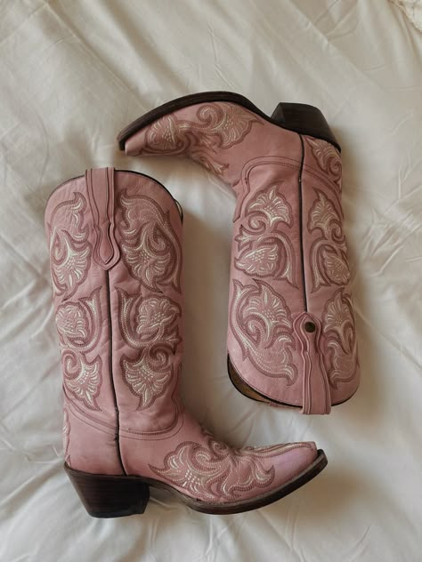 pink boots cowboy cowgirl western country concert aesthetic white yeehaw shoes Fake Cowgirl, Cowboy Pillows, Looks Hippie, Americana Aesthetic, Cowgirl Boots Outfit, Botas Western, Pink Cowboy Boots, Strawberry Glaze, Cowboy Like Me