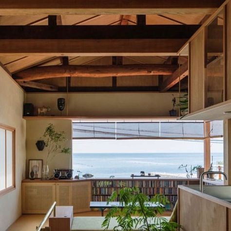 Japan Beach House, Beaches In Japan, Japanese Beach House, Australia Beach House, Summer House Inspiration, Venice Beach House, Japan Apartment, Australian Beach House, Japanese Inspired Home