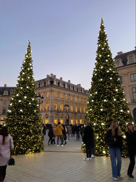 Best Christmas Destinations, France Winter, Paris Christmas, Paris Winter, Christmas Destinations, France Aesthetic, Christmas In Europe, Europe Aesthetic, Europe Winter