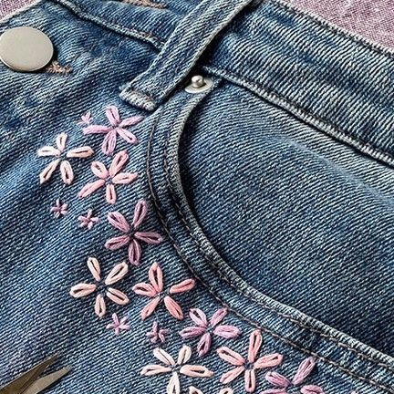 Embroidery On Jean Pockets, Diy Embroidery Jeans Ideas, Embroidery Design On Jeans, Sewing On Jeans Ideas, Jeans Stitch, Flower On Jeans, Shirt Stitching Ideas, Embroidered Hem Jeans, Jean Stitching