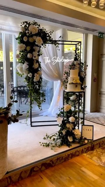 BLOOMING EVENTS on Instagram: "Obsessed with this entire display! Not only does it add the wow factor to your reception but it’s perfect for all those photos including the big cake cut of course. 🤍🖤🤍🖤 - - Beautiful cake by @gemmascakesblog - - - - - - #wedding #backdrop #weddingbackdrop #coolweddings #modernwedding #neonwedding #neonsign #neonbackdrop #bloomingevents #weddingflowers #floralbackdrop #flowerarch #weddingcake #weddingtable #weddingarrangment #weddingstyling #weddingdecor #weddi Cakes Table Wedding, Cake Table At Wedding, Wedding Dessert Table Modern, Wedding Cake Area Decoration, Cake Centerpieces Table, Wedding Reception Cake Table Ideas, Modern Wedding Dessert Table, Cake Table Ideas Wedding, Cake Backdrop Ideas