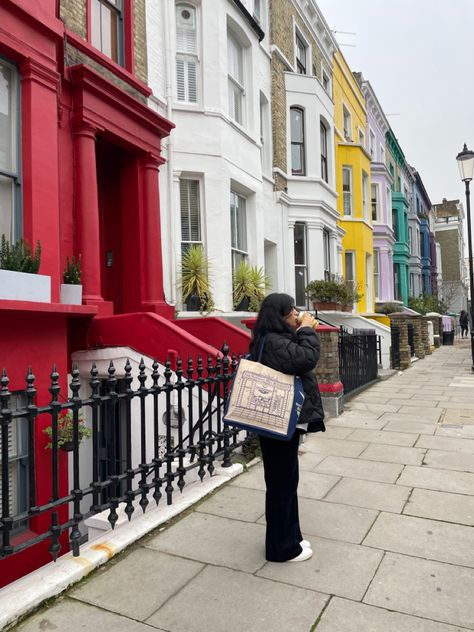 London Instagram Posts, Nothing Hill Outfits, Notting Hill Pictures Ideas, London Notting Hill Aesthetic, London During Winter, Notting Hill Instagram Pictures, Photoshoot Ideas London, London Aesthetic Notting Hill, London Instagram Pictures Winter