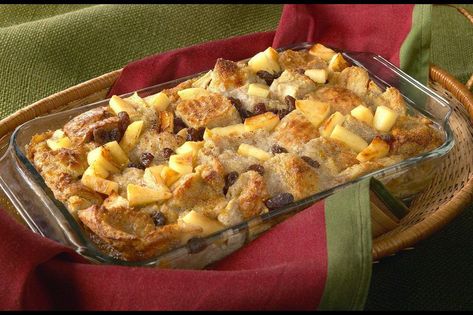 An apple lover’s apple crumble that highlights its fresh fruit flavor - Baltimore Sun Raisin Bread Pudding Recipe, Apple Raisin Bread, Apple Bread Pudding Recipe, Raisin Bread Pudding, Pudding Cakes, Comfort Food Desserts, Bread Pudding With Apples, Bread Puddings, Raisin Bread