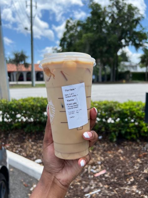 Carmel Iced Starbucks Drinks, Iced Latte Starbucks Order, Iced Vanilla Latte Starbucks, Starbies Order, Vanilla Latte Starbucks, Caramel Latte Starbucks, Dunkin Orders, Drink Hacks, Starbucks Drink Menu