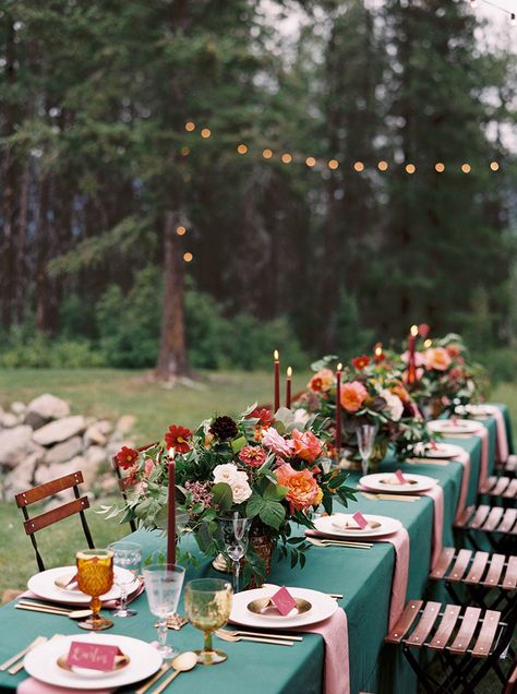 Mountain Themed Wedding, Party In The Woods, Themed Wedding Decorations, Pink Napkins, Tafel Decor, Emerald Green Weddings, Summer Wedding Outdoor, Emerald Wedding, Orange Wedding