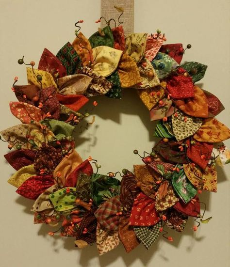 Fabric Wreath Jul Diy, Fall Sewing, Material Wreaths, Fabric Wreath, Rag Wreath, Autumn Crafts, Coron, Wreath Tutorial, Christmas Sewing