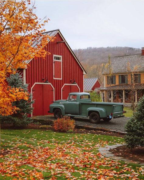 Cars Crocs, Vermont Foliage, Vermont Fall, Fall Farm, New England Fall, Weekend Plans, Happy Fall Y'all, Farmhouse Homes, Red Barn