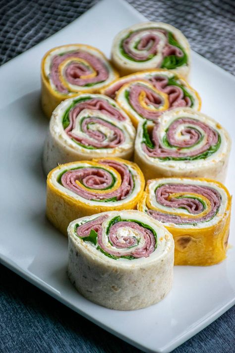 Roast Beef Pinwheels, Roast Beef Roll Ups, Roast Beef And Horseradish, Beef Roll Ups, Beef Wraps, Sliced Roast Beef, Beef Roll, Chipped Beef, Pinwheel Recipes