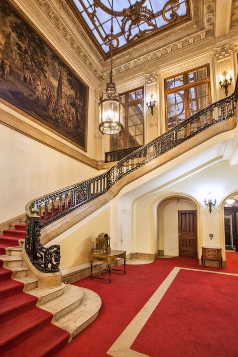 Dream House Staircase, Nyc Mansions, Classic Interior Design Living Room, Gilded Age Mansions, Old Mansions Interior, Nyc Townhouse, American Mansions, Vanderbilt Mansions, English Houses