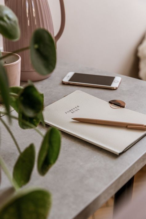 Desk Flatlay Minimal, Buisness Ideas 2023, Interior Flat Lay, Marketing Agency Aesthetic, Own Business Aesthetic, Pink Office Ideas, Warm Interior Design, Pink Home Offices, Desk Pink