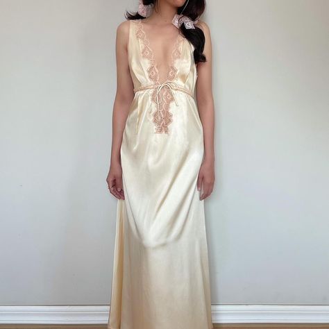 White Vintage Night Gown, Vintage Nightgown Aesthetic, Ethereal Lingerie, Night Gown Vintage, Cream Gown, Dior Cream, Beautiful Nightgown, Vintage Slip Dress, Vintage Slip