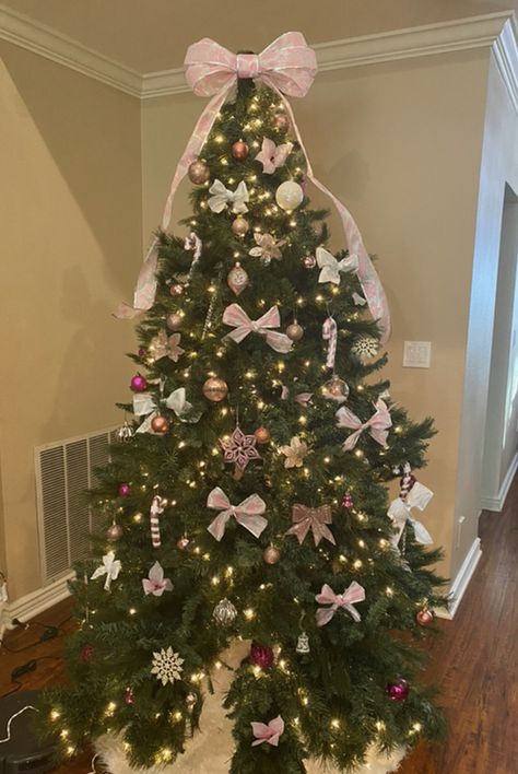 White And Pink Tree Christmas, Pink Pencil Christmas Tree, Pink Coquette Christmas Tree, Christmas Tree Coquette, Baby Pink Christmas Tree, Pink Aesthetic Christmas Tree, White And Pink Christmas Tree Ideas, Christmas Tree Pink And White, Pink Christmas Bows