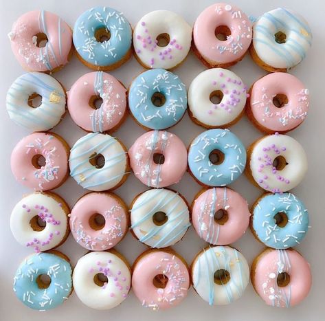 raymond2 – Fubiz Media Donut Decorating Ideas, Berry Cupcakes, Donut Flavors, Ray Ray, Idee Babyshower, Elegant Food, Donut Decorations, Mommy To Bee, Cute Donuts