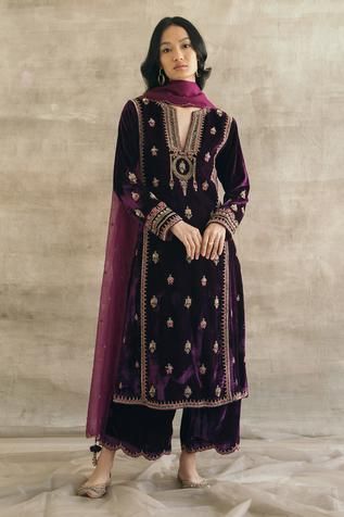 Mughal Clothing, Velvet Suits Women Indian, Sureena Chowdhri, Royal Robes, Velvet Anarkali, Velvet Suit Design, Velvet Kurta, Punjabi Suits Designer Boutique, Purple Velvet Dress