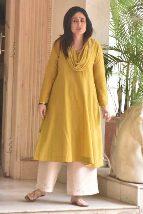 Kareena Casual Outfits, Kareena Kapoor Kurta Style, Kareena Kapoor Salwar Kameez, Kareena Kapoor Suits Outfits, Kareena Kapoor Khan Casual Outfits, Kareena Kapoor Casual Outfit, Kareena Kapoor Indian Wear, Kareena Kapoor Khan Indian Wear, Casual Kurta Outfits Women