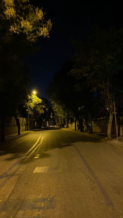 Chill Places Aesthetic, Ticktock Pfp, Dark Alleyway, Profile Picture Pfp, Street Background, Street Pics, Street Pictures, Night Sky Photography, Scenery Pictures