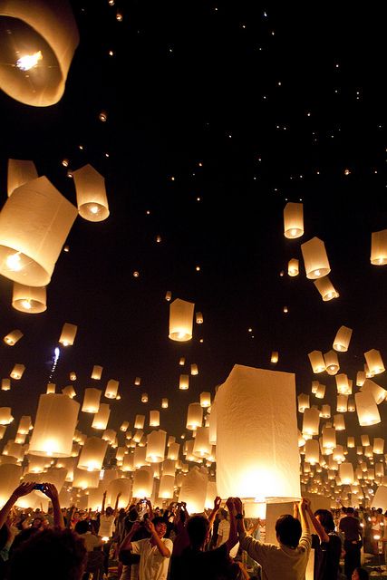 Latern Festival In Thailand, Sky Lantern, Floating Lanterns, Sky Lanterns, Floating Lights, Lantern Festival, Pattaya, Paper Lanterns, Chiang Mai