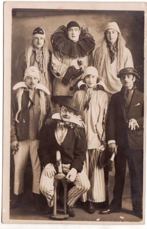 masquerade Cirque Vintage, Old Circus, Pierrot Clown, Human Oddities, Circus Performers, Send In The Clowns, Circus Costume, Night Circus, Creepy Clown