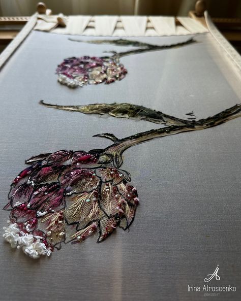 Embroidery Art Flower Designs Embroidery, Contemporary Embroidery Inspiration, Modern Embroidery Fashion, Lesage Embroidery, Modern Textiles Patterns, Embroidery Beads, Tambour Embroidery, Handmade Jewlery, Contemporary Embroidery